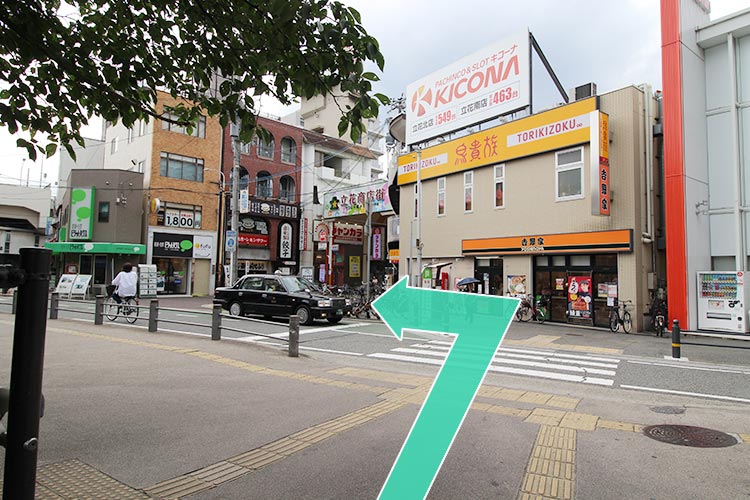 階段を下りて、左手の横断歩道を渡ります