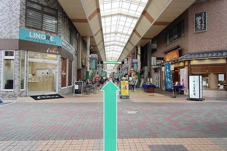 商店街の中を直進します