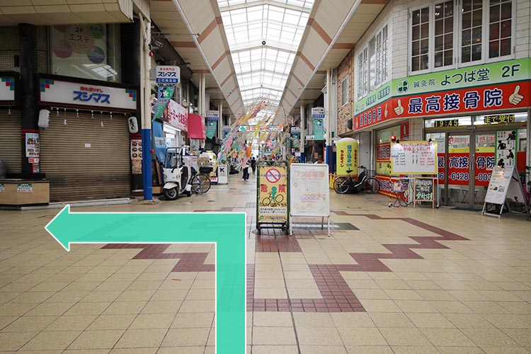 十字路を左に曲がります