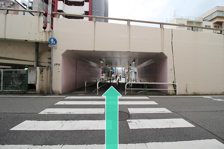 突き当たりの横断歩道を渡ります